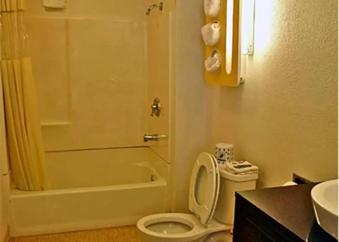 6 Wy Hotel