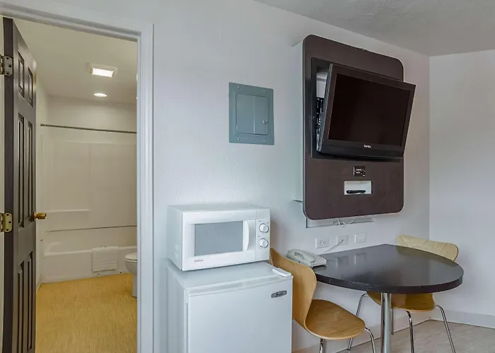 6 Wy Hotel Riverton
