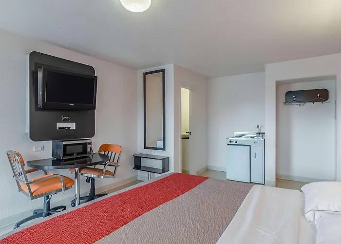 6 Wy Hotel